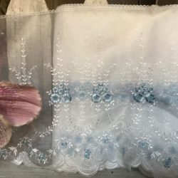 Dentelle - Fleurs bleues sur tiges blanches