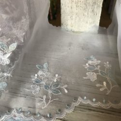Dentelle - Fleurs blanches et feuilles bleues