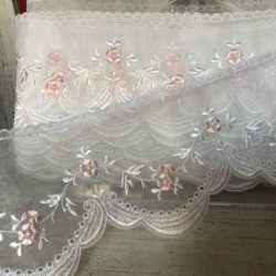 Dentelle - 3 fleurs roses sur tiges blanches