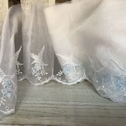 Dentelle - Colibri et fleurs bleues sur blanc