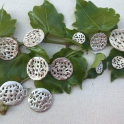 Bouton/attache - Métal antique ajouré blanchi