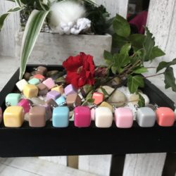 Bouton - Cube de couleur unie et brillant
