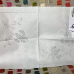 LUC - Napperon: Aviva "3 lys violets en fleurs"