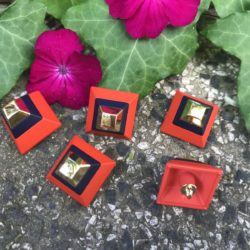 Bouton - Pyramide tronquée Rouge/Noir/Or