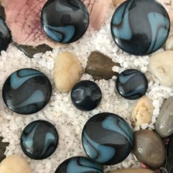 Bouton - Vagues de bleu canard