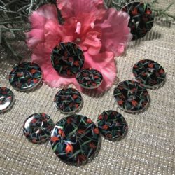 Bouton - Becs de perroquet sur noir brillant