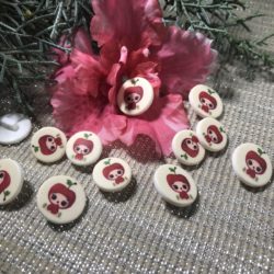 Bouton - Petite pomme rouge au visage rose