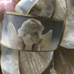 Ruban - Anges pensifs sur satin 25 et 40mm.