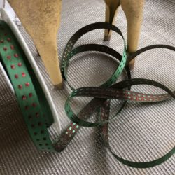 Ruban - Pois rouges scintillants sur satin vert