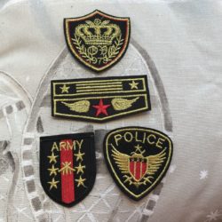 Motif - Blason : 4 modèles rouge/doré sur noir