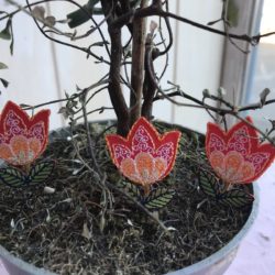 Motif - Tulipe rouge et orange aux arabesques