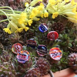 Bouton - Rond, fond plat et vagues multicolores