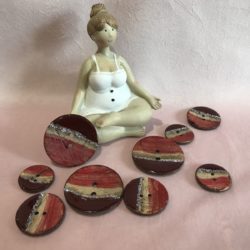 Bouton - Noix de coco nature et argent/rouge