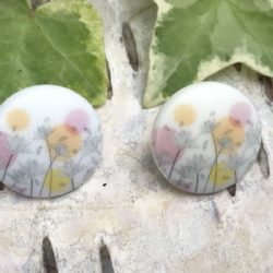 Bouton - Fleurs grises et ronds colorés sur blanc