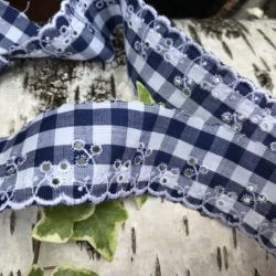 Broderie anglaise - Fleurs sur vichy bleu