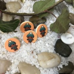 Bouton - Petit garçon au bonnet vert sur orange