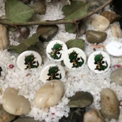 Bouton - Dinosaure vert sur blanc