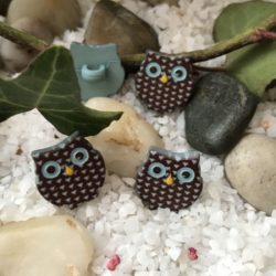 Bouton - Chouette au bec orange et yeux bleus