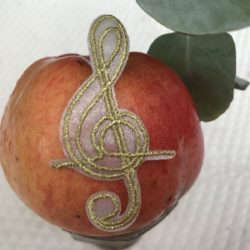 Motif - Clé de sol brodée fil or.